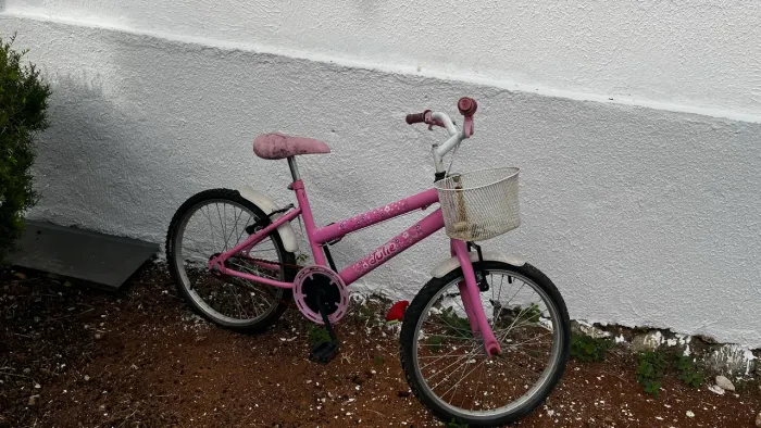Bicicleta rosa infantil