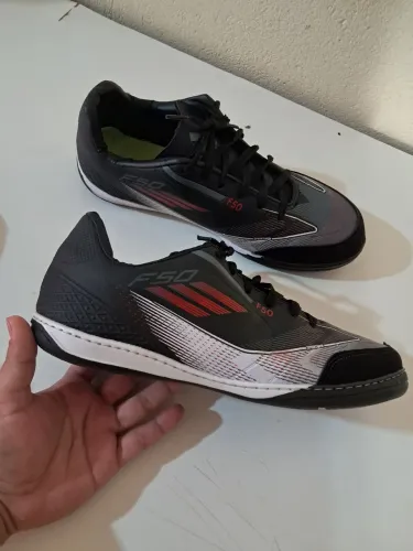 VENDO CHUTEIRA FUTSAL NOVA