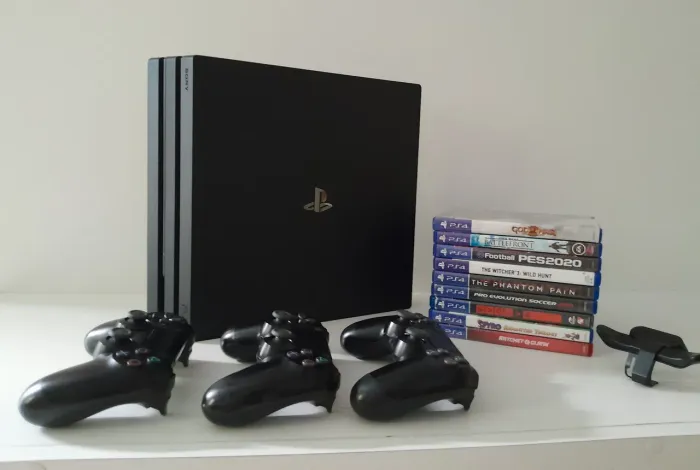 PlayStation 4 Pro 1TB + 3 Controles e 8 Jogos
