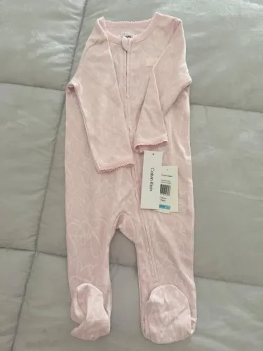 Macação Bebê menina Calvin Klein - tam 6 meses