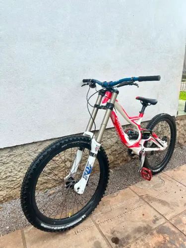 ?SPECIALIZED DEMO 8 WORLD CHAMPION ?