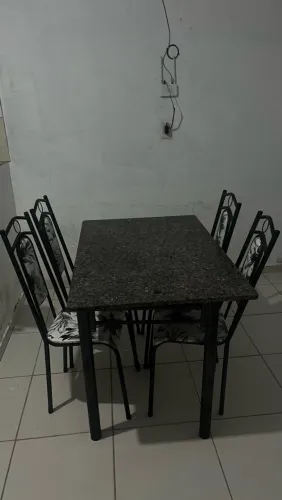 Mesa de mármore com 4 cadeiras em ótimo estado