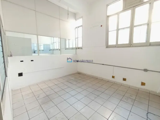 Galpão com escritório , 2 banheiros na Vila Das Mercês com 220 m²