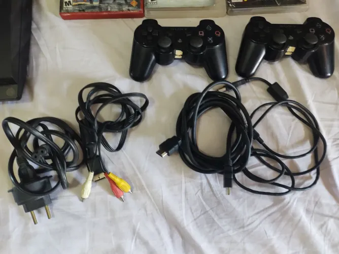 Vendo ps3 completo funcionando perfeitamente 7 jogos e cabos e controles 2 originais