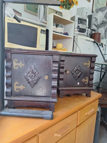 Par de Mesinhas Antiga Madeira maciça em bom estado.