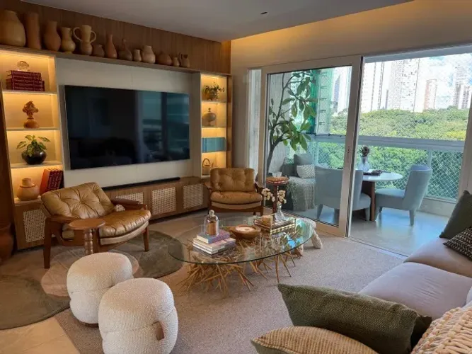 Apartamento assinado, exclusivo, reformado e semimobiliado no Parque Flamboyant