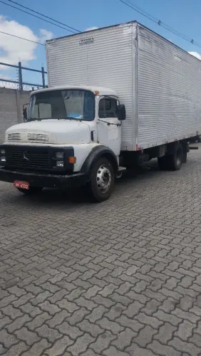 Vendo 1113 baú e pneus sem camara novos