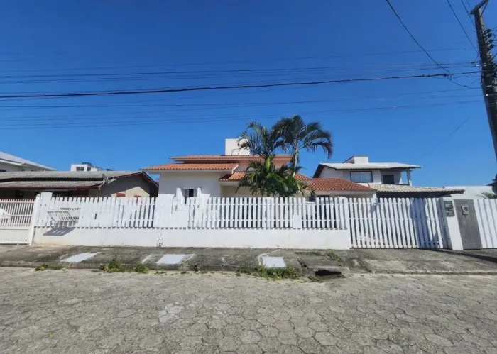 ALUGA-SE CASA AMPLA - MORRO DAS PEDRAS