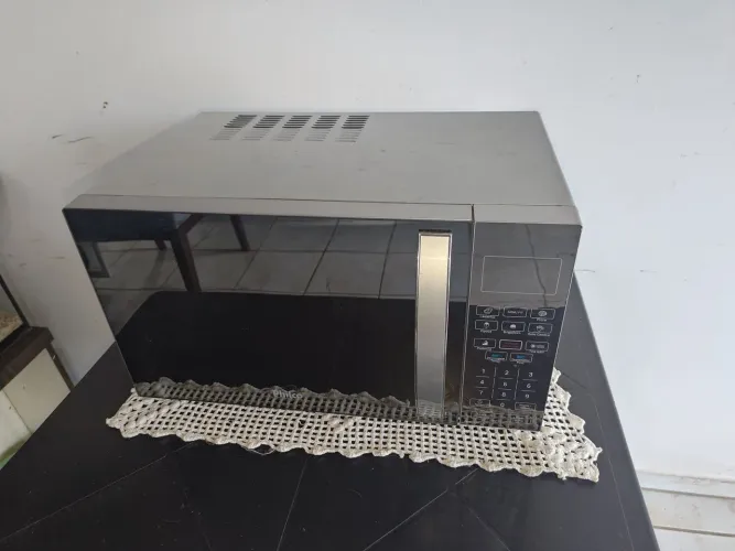 Micro-ondas Philco Prata Espelhado com Painel Digital