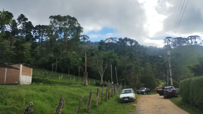 Casa e chalé, casa antiga e chalé para terminar, está com lage e telhado.