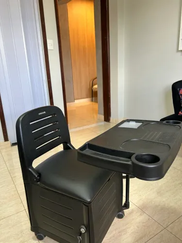 Cadeira de manicure e esmalteiro