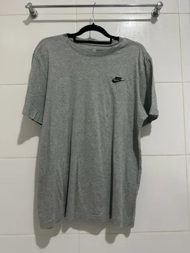 Camiseta Nike The Nike Tee Cinza Mescla M