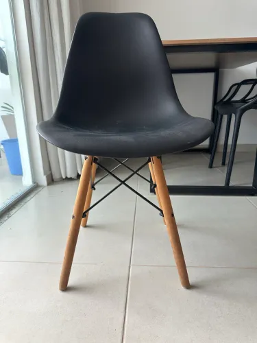 Cadeira Preta com Pé Madeira Charles Eames Eiffel DSW