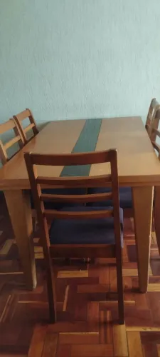 Mesa de madeira com 06 cadeiras