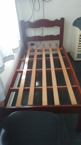 Cama madeira de criança com colchão.