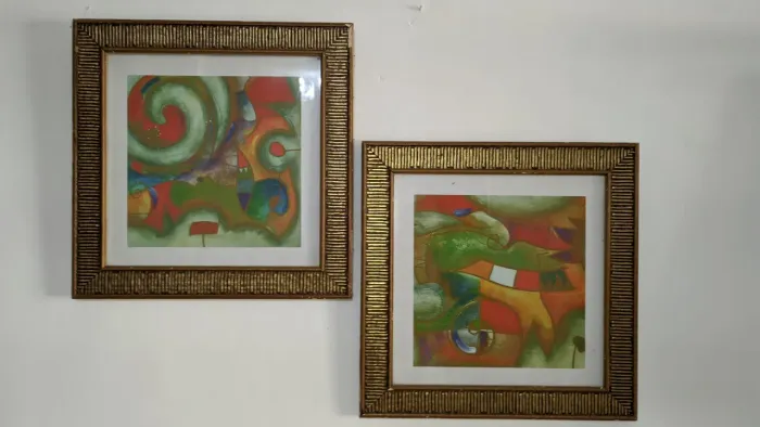 Par de Quadros de Arte Abstrata com Molduras Douradas