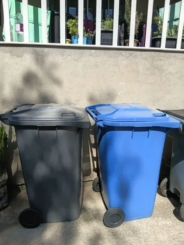 Lixeira Contêiner 240 Litros com Rodas - Excelente Estado