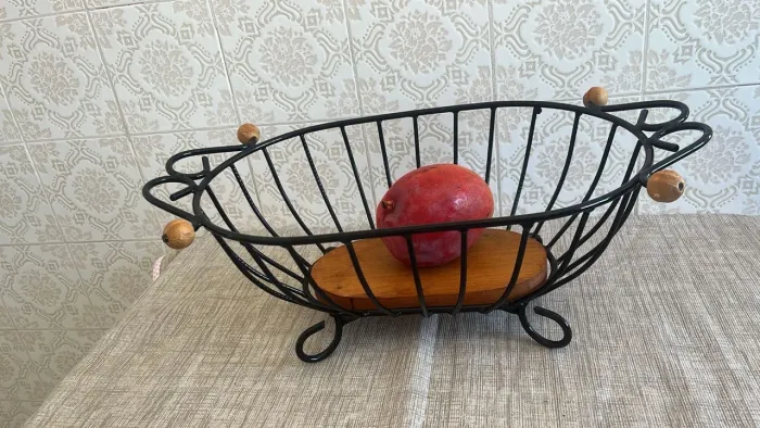 Fruteira de ferro e madeira