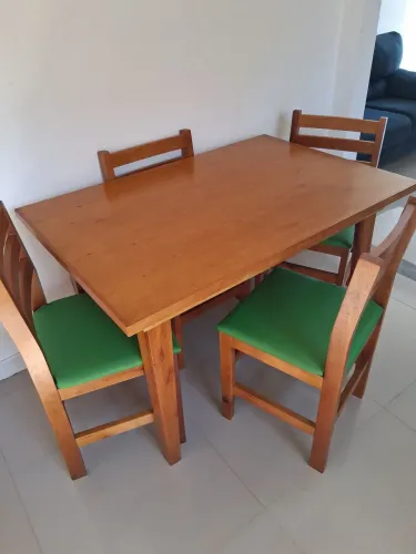 Vende se conjunto mesas e cadeiras