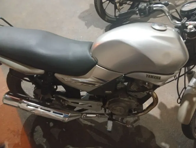 Vendo YBR moto com dok atrasado moto boa de motor nada pra fazer só pegar e dar valor 4.50