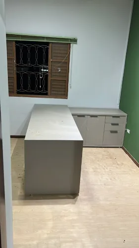 Mesa para escritório com armário