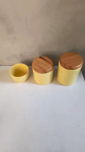 Kit de higiene amarelo em porcelana com tampa em madeira pinus