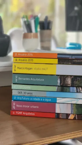 Várias edições da Revista Monolito