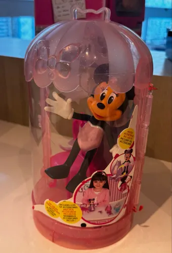 Minnie Boneca Troca de Roupas com 3 Vestidos 3 Sapatos e Acessórios