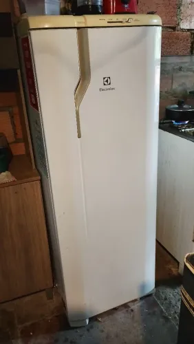 Geladeira Electrolux Cycle Defrost 240L Degelo Prático Uma Porta Branca RE31 127v