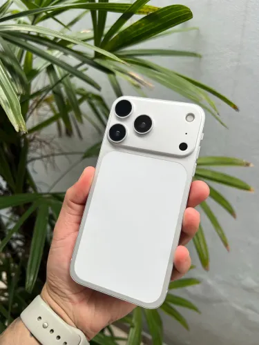 iPhone XR na carcaça do 17 pro
