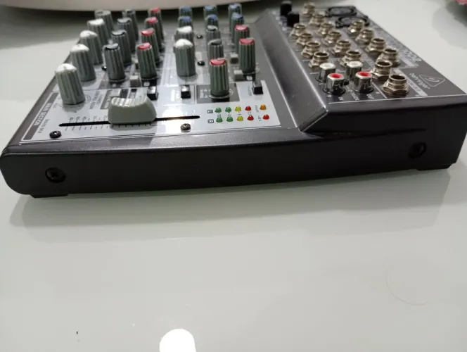 Mesa de som com 6 canais Behringer