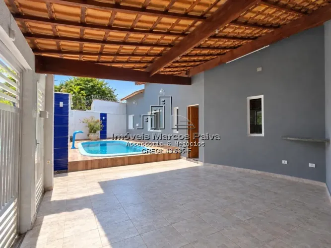 Casa com piscina, a poucos passos da praia, em Mongaguá!