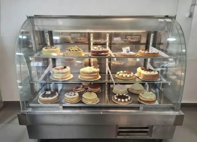 Vitrine Expositora de Bolos e Doces - Vidro Curvo e Inox