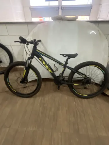 Bike Infantil Oggi Hacker Aro 24 21 vel. Cor preto/amarelo. 