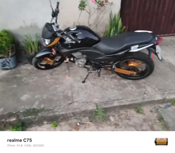 Venho moto CB 300 ou troco por moto de menor valor.
