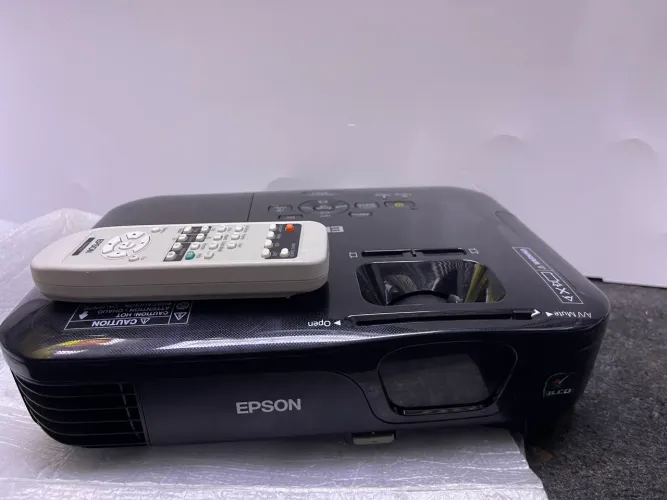 Projetor da marca Epson S 12+ atenção ele não está ligando nada para quem conserta