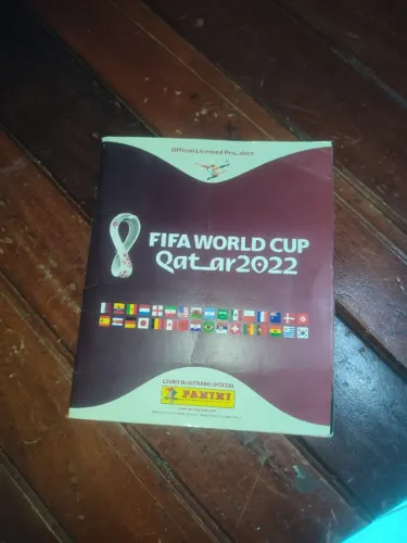 Álbum capa dura copa de 2022 ótimo estado, com apenas 37 figurinhas faltantes e com extra