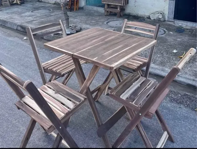 Mesa dobrável em madeira . 10 conjuntos 