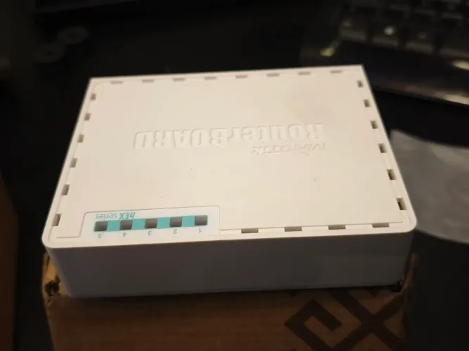 Roteador MikroTik Hex RB750Gr3