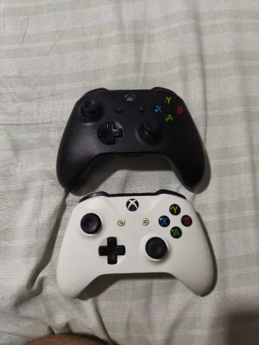 Xbox One x 1tb c/ 2 controles