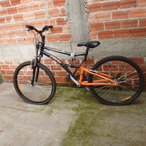 Bicicleta Caloi XRT Aro 26, modelo Full Suspension