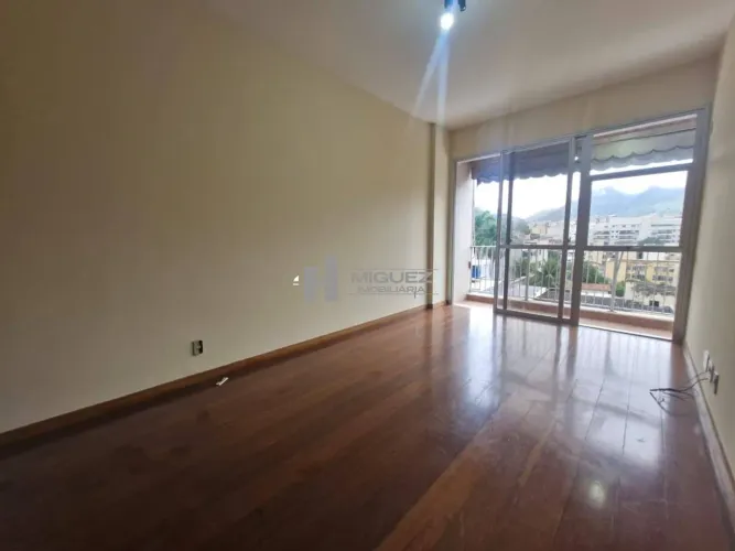 Apartamento para Aluguel na Tijuca  2 Quartos (1 Suíte), Varanda e Vaga de Garagem