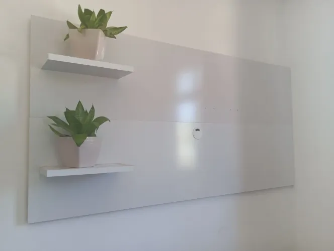 Painel para TV com prateleiras