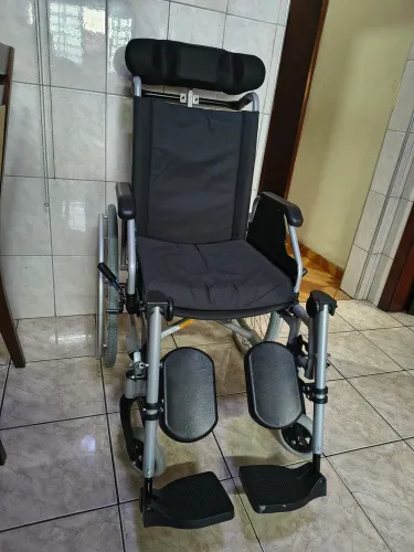 Cadeira de rodas reclinável, alumínio, dobrável, 130 kilos. 44 cm