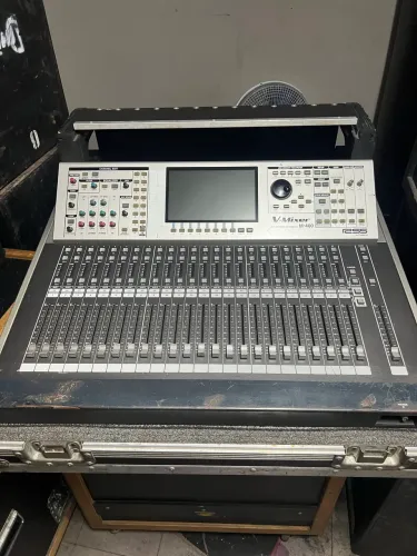 Kit de som profissional, line array, subs, amplificadores e mesa digital com medusa