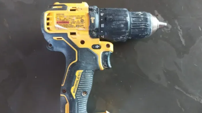 Furadeira Parafusadeira (20v) DCD 709 (DeWALT)