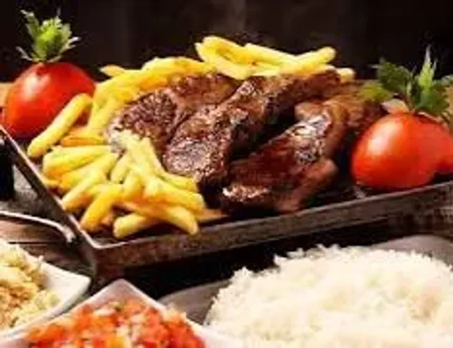 Restaurante precisa de chefe de cozinha, garçom,e saladeira.