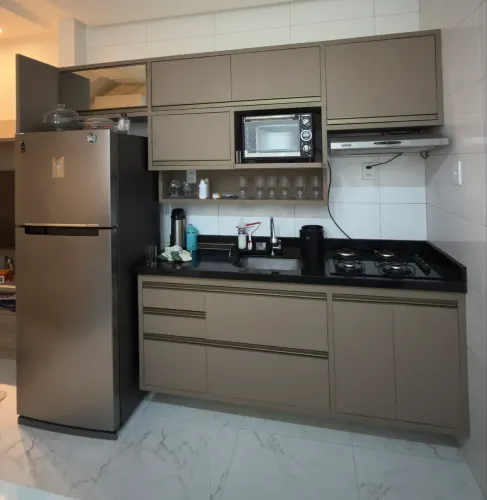 Armário planejado, com  pia e cooktop 4 bocas 