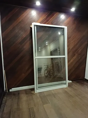 Porta de correr de alumínio e vidro.