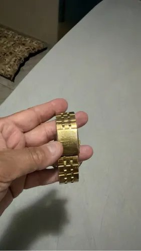 Relógio feminino dourado funcionando. Super conservado